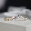 Bague V en or 10K et moissanites