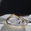 Bague V en or 10K et moissanites
