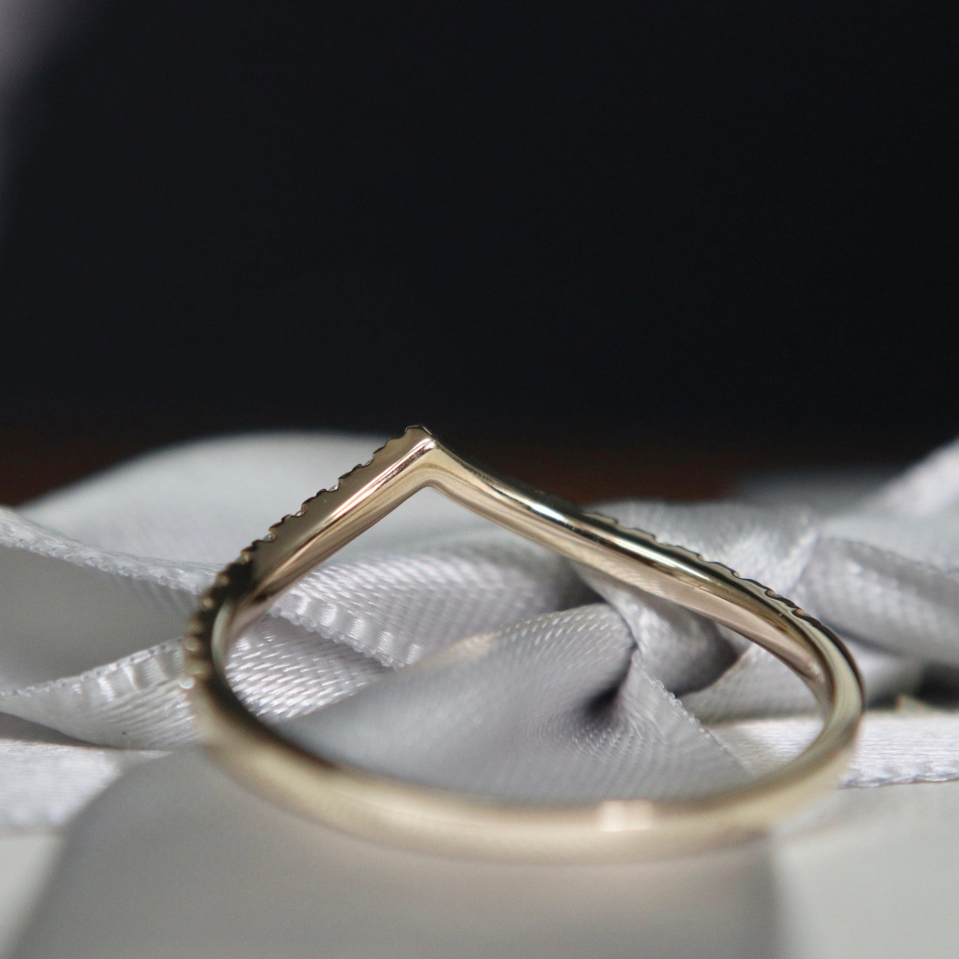 Bague V en or 10K et moissanites
