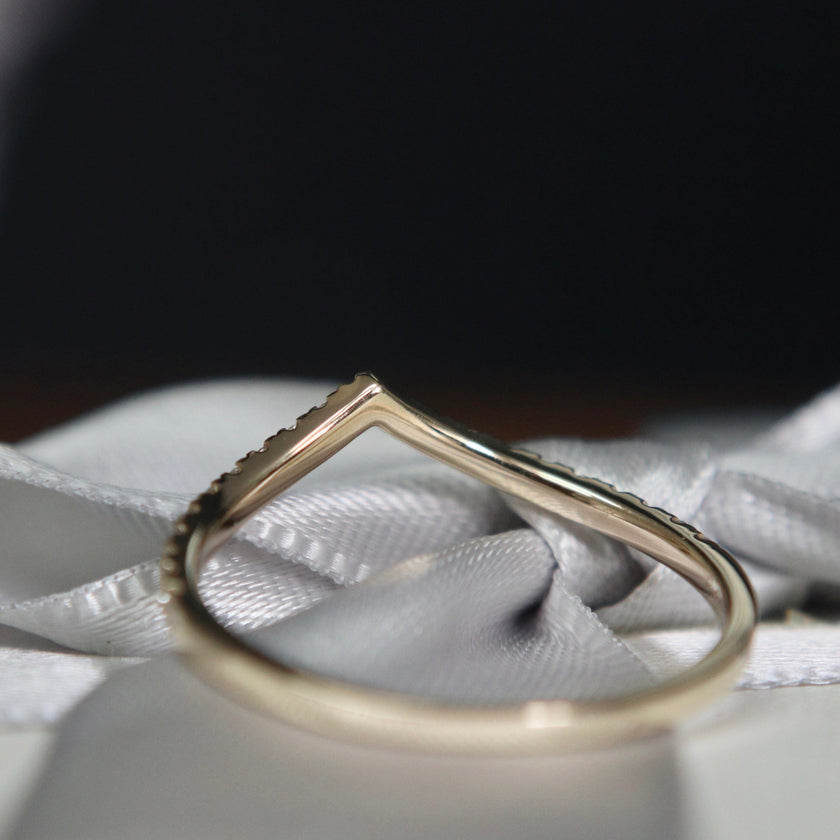 Bague V en or 10K et moissanites