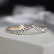 Bague V en or 10K et moissanites
