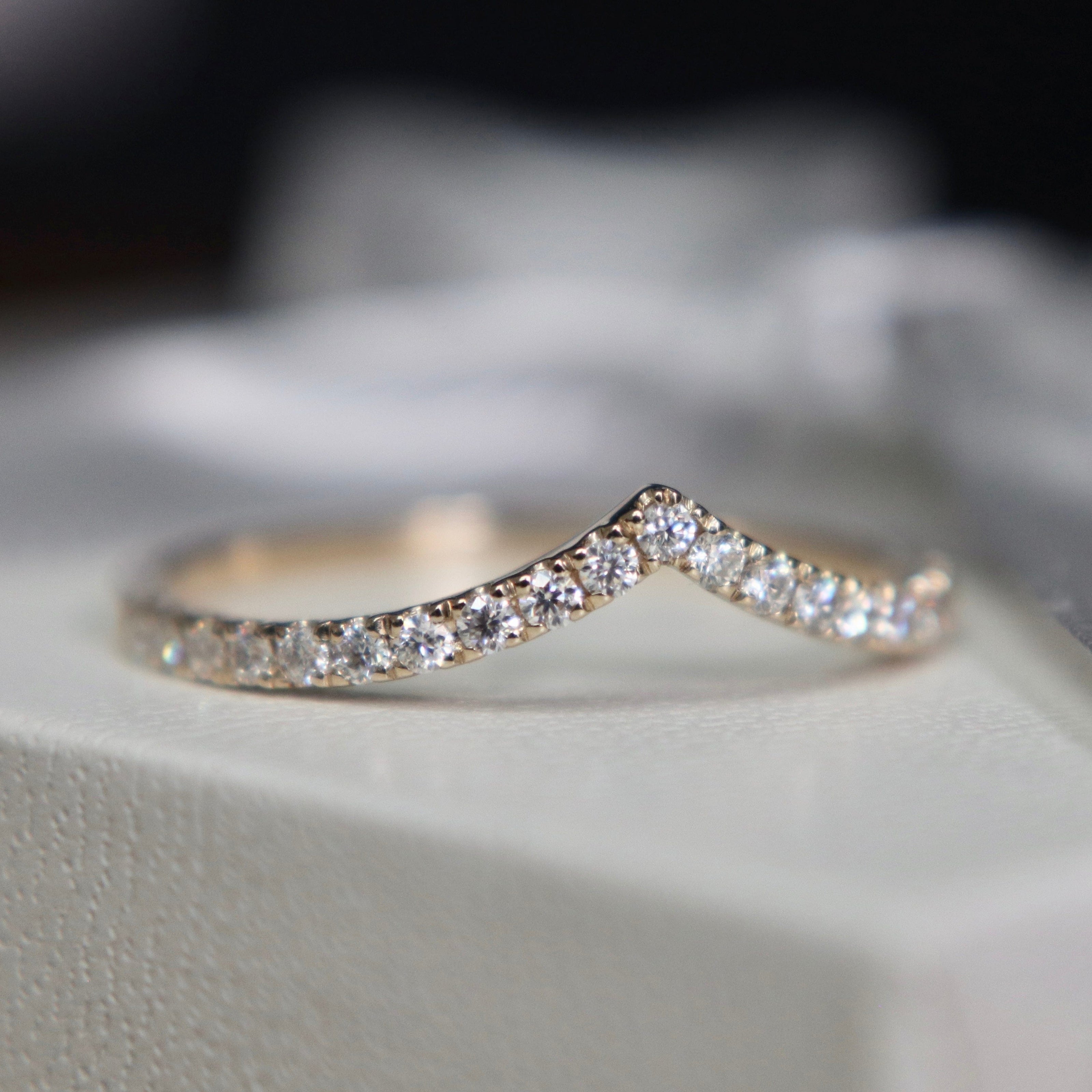 Bague V en or 10K et moissanites