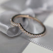 Bague V en or 10K et moissanites