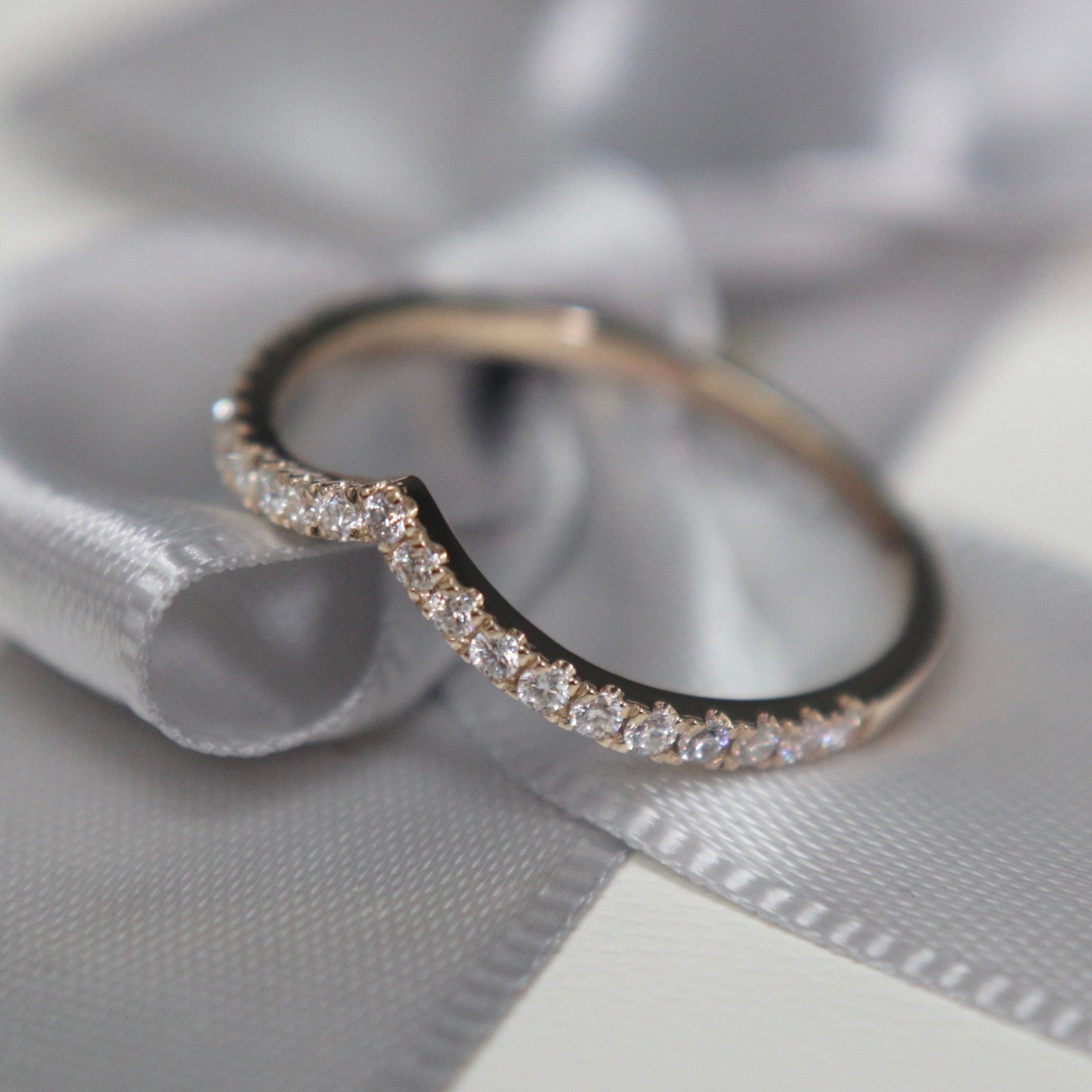 Bague V en or 10K et moissanites