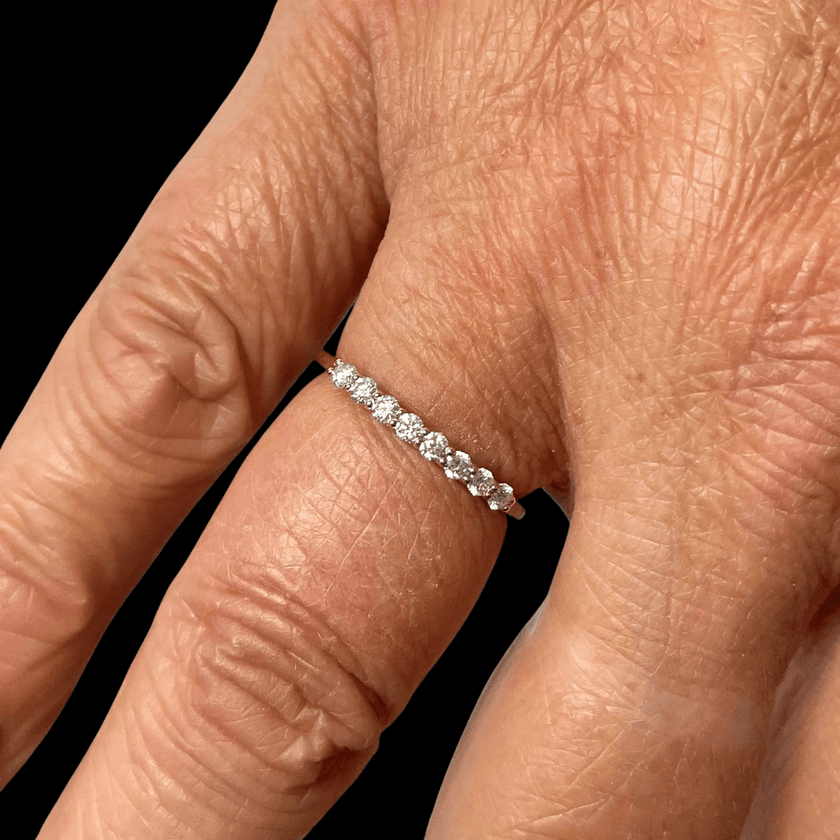 Bague semi-éternité à 8 moissanites en or 10K ou argent sterling
