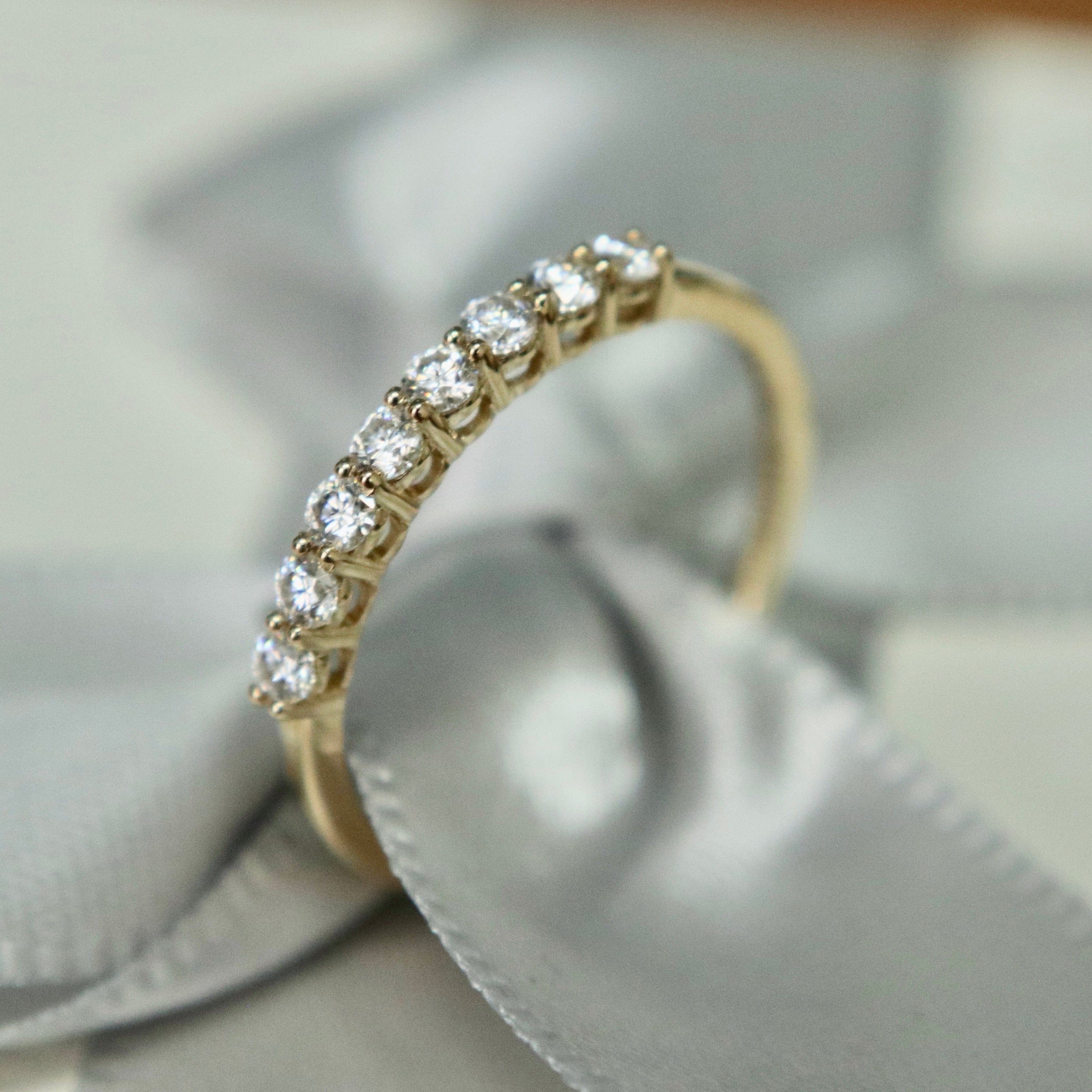 Bague semi-éternité à 8 moissanites en or 10K ou argent sterling