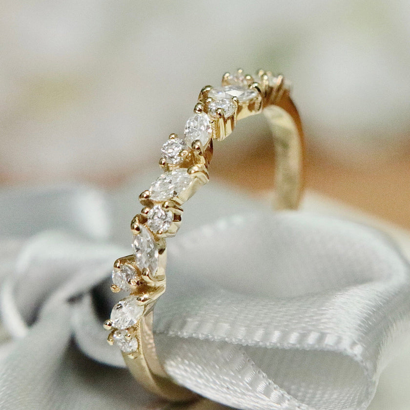 Bague semi-éternité Marquise en or 10K ou argent sterling  et moissanites