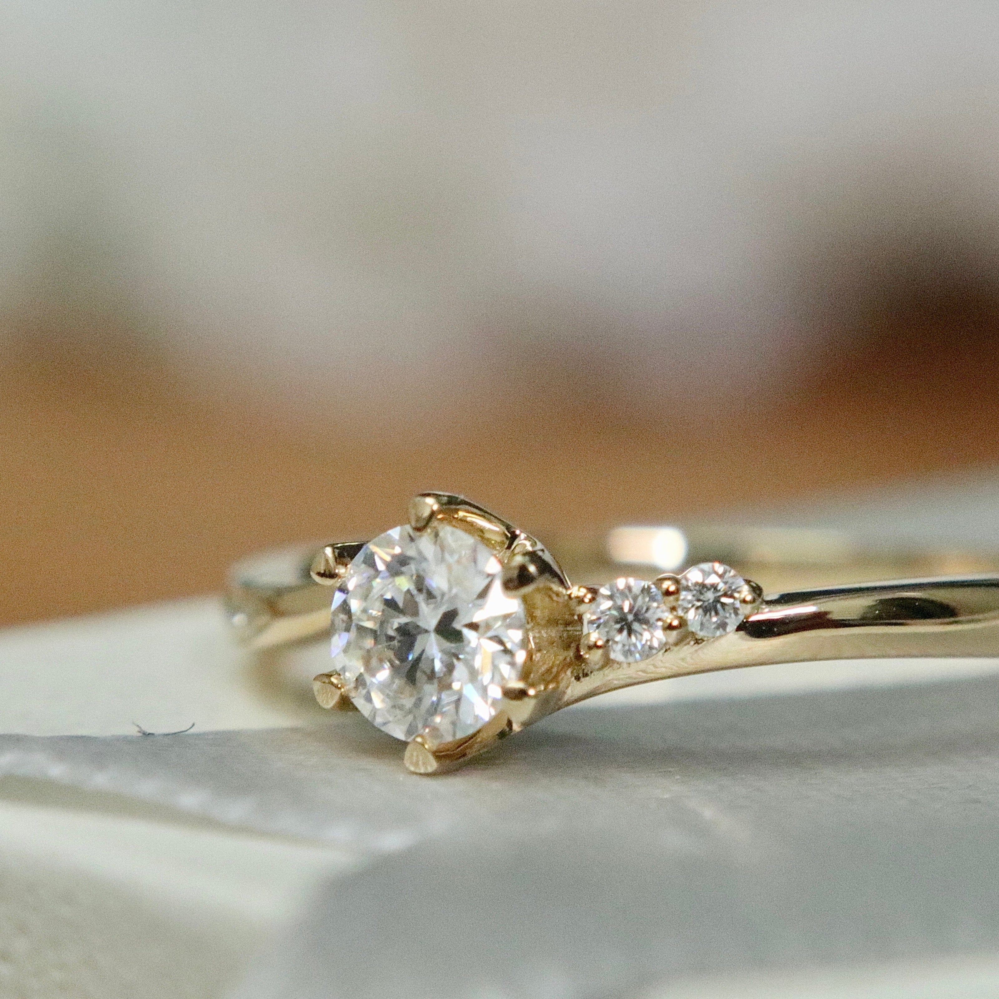 Bague solitaire en or 10K ou argent sterling et moissanites