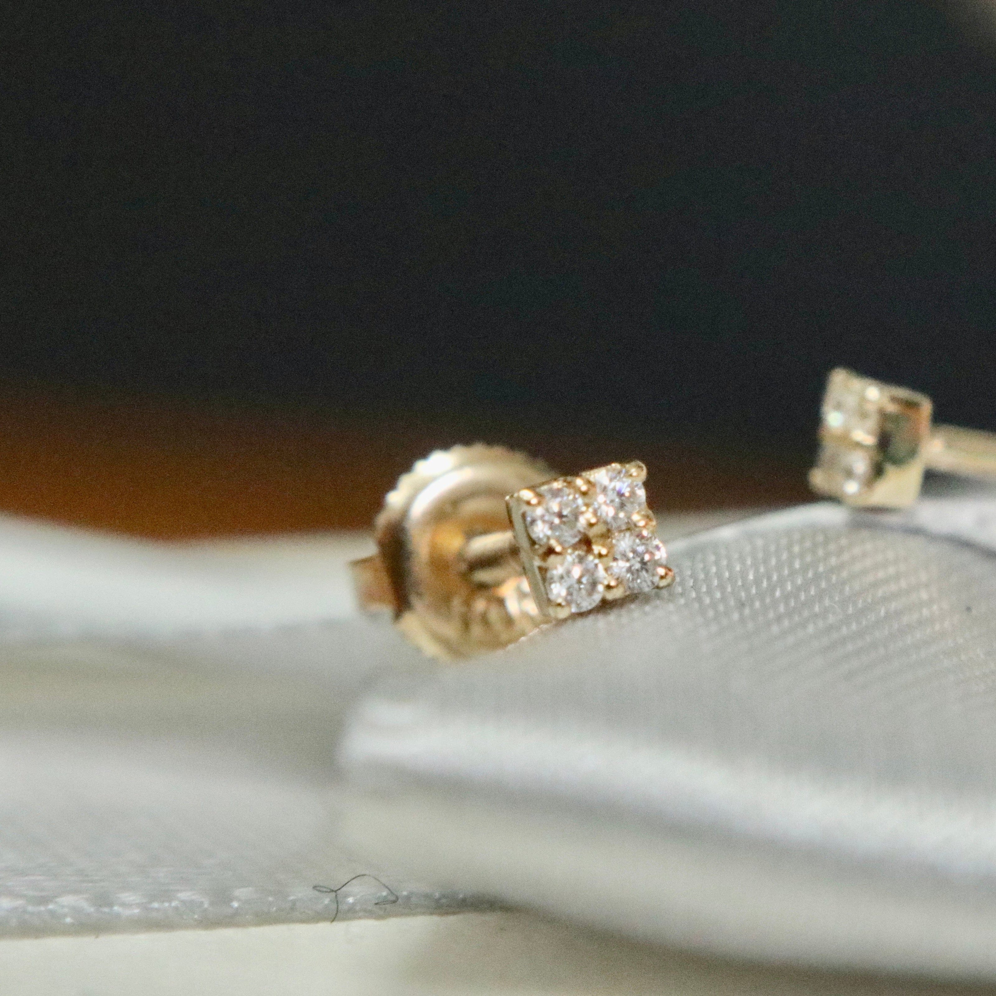 Boucles d'oreilles Les minis Carrés en or 10K et moissanites