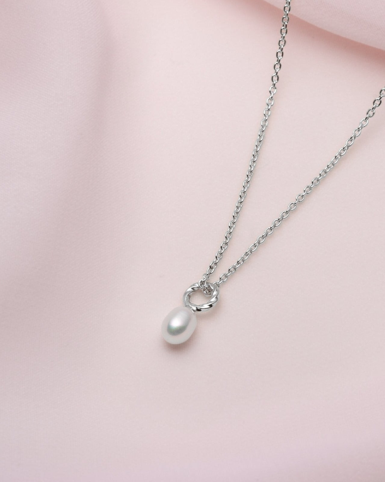 petit collier avec pendentif perle blanche