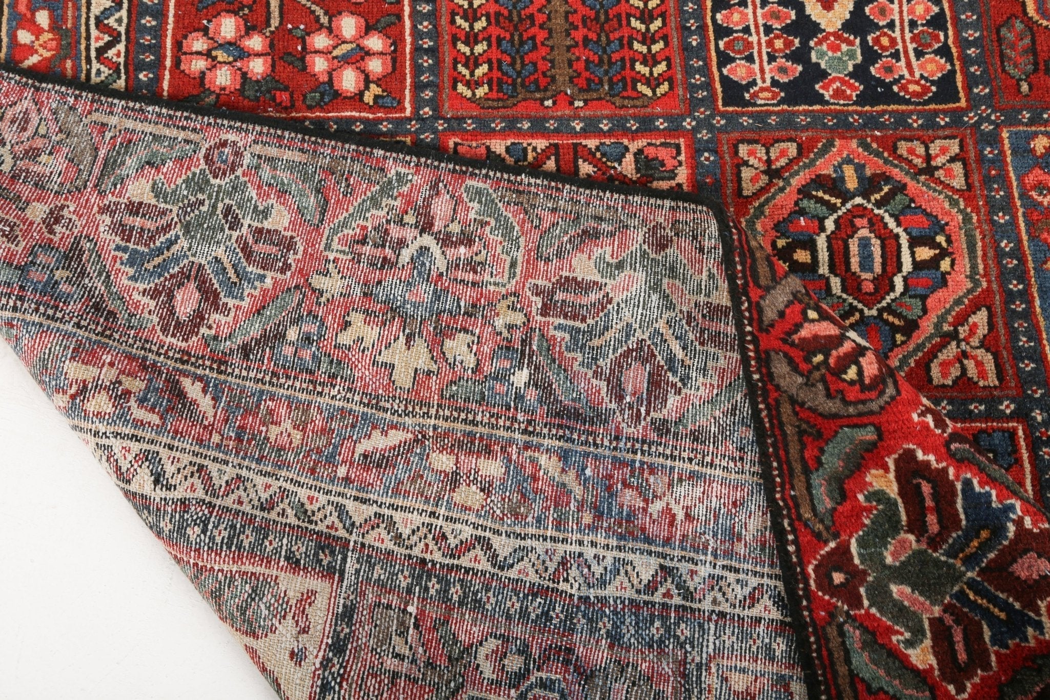 Persian Bakhtiari Rug | 8' 6