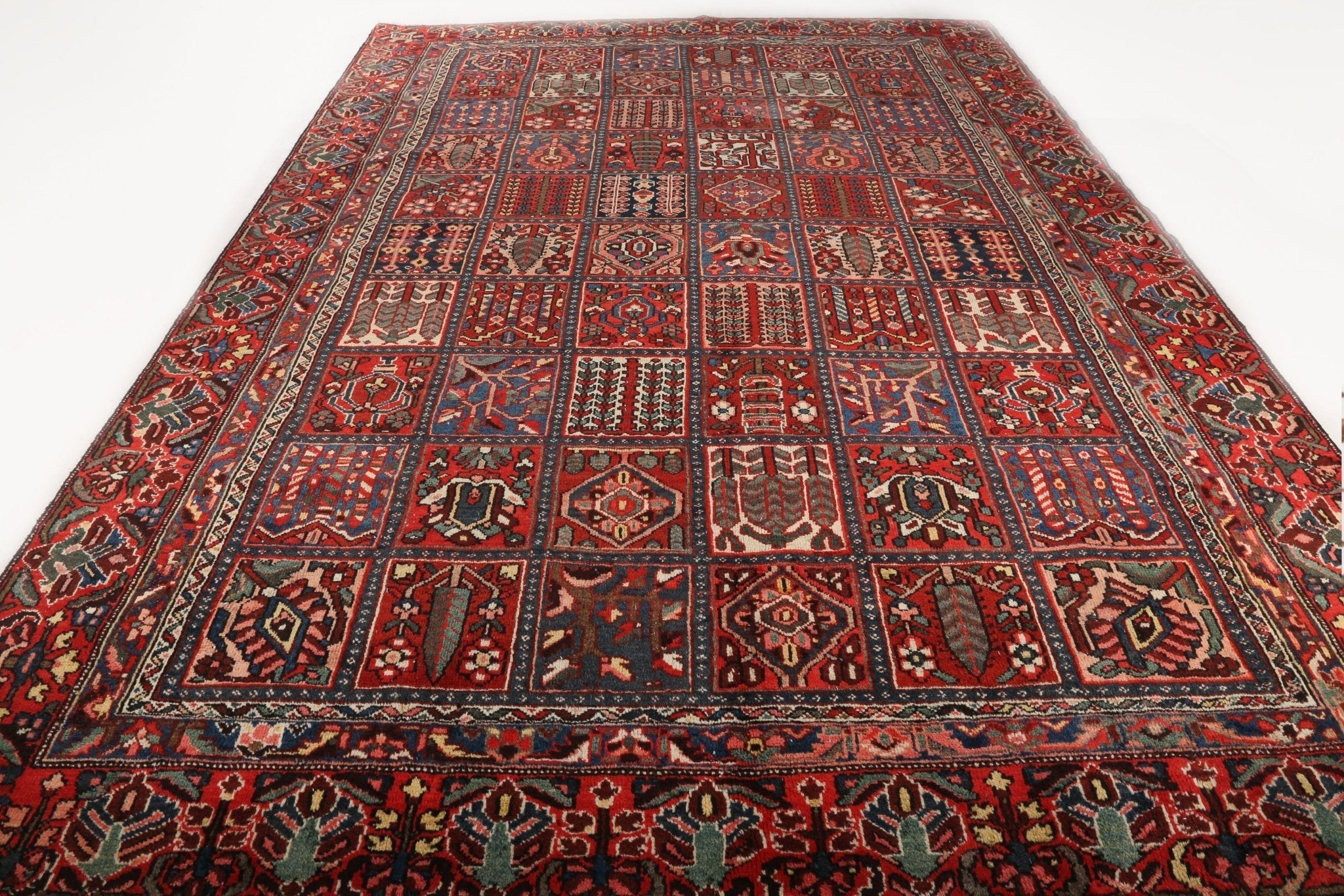 Persian Bakhtiari Rug | 8' 6
