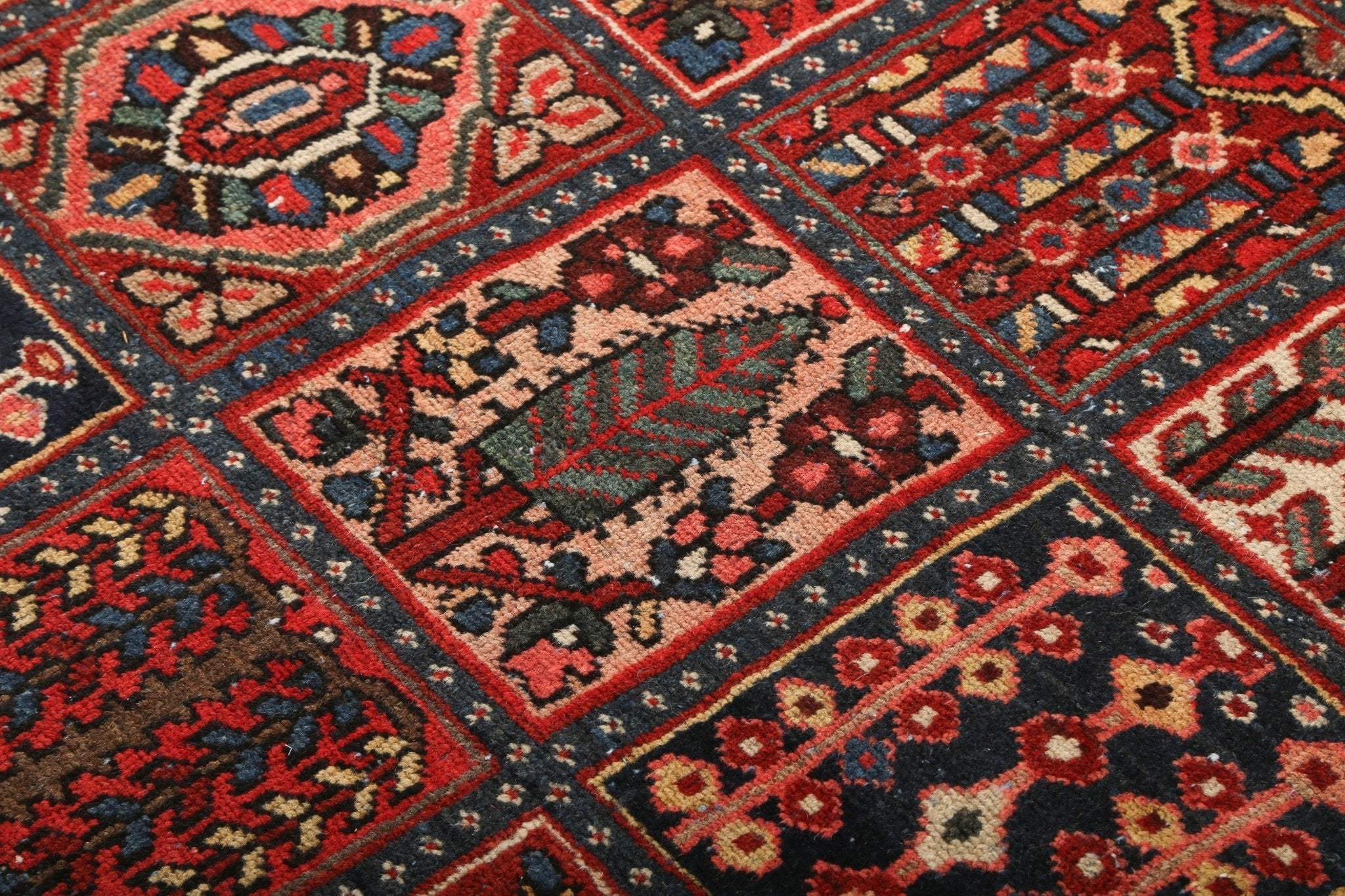 Persian Bakhtiari Rug | 8' 6