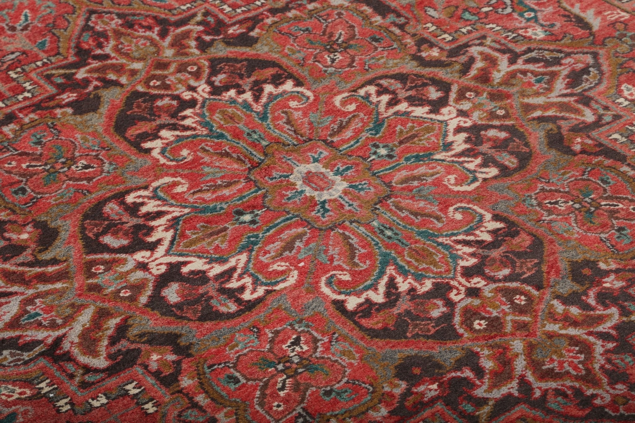 Persian Heriz Rug | 6' 9