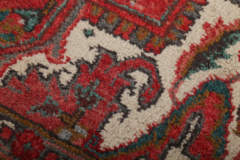 Persian Heriz Rug | 6' 9