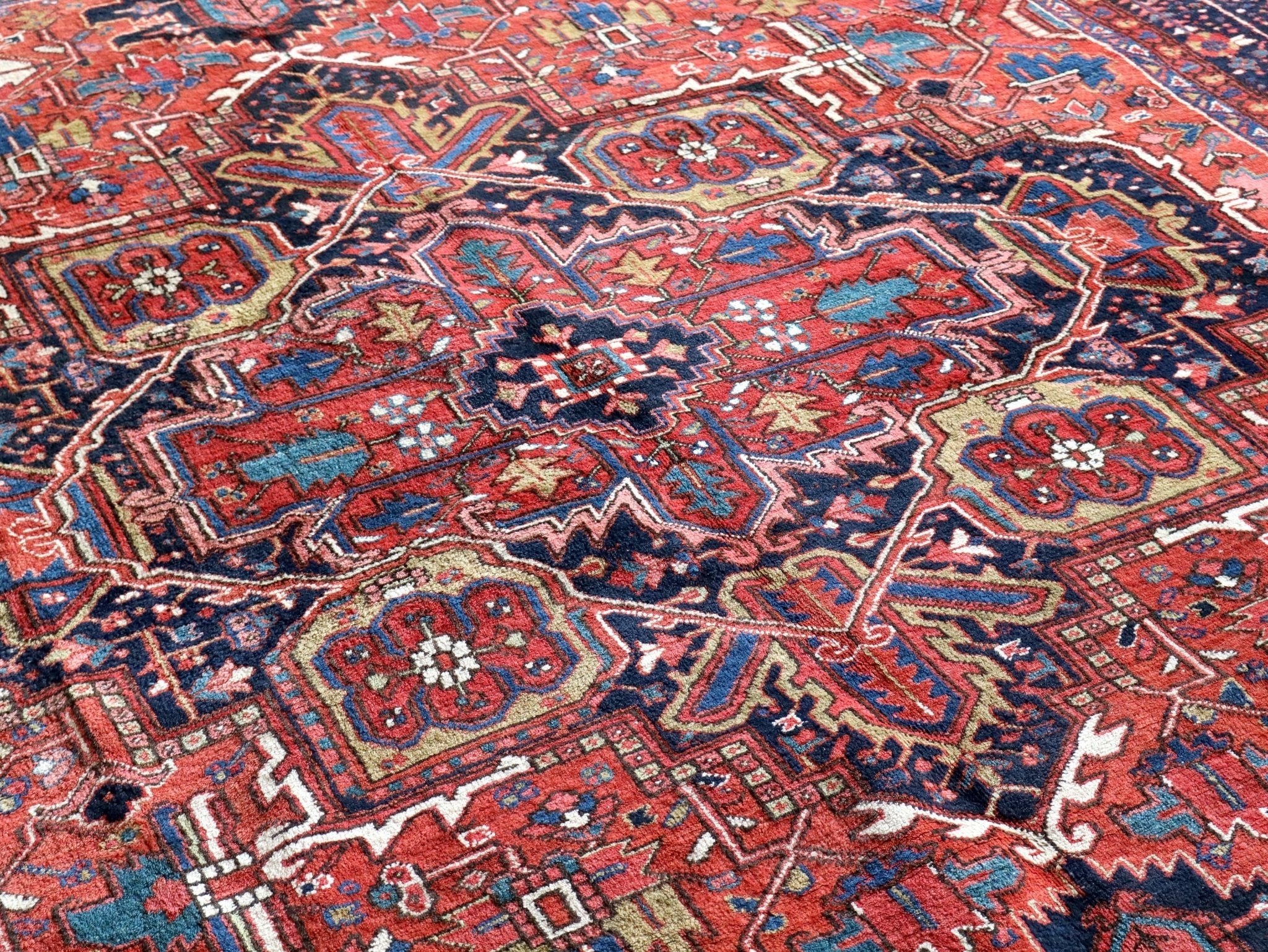 Persian Heriz Rug | 9' 5