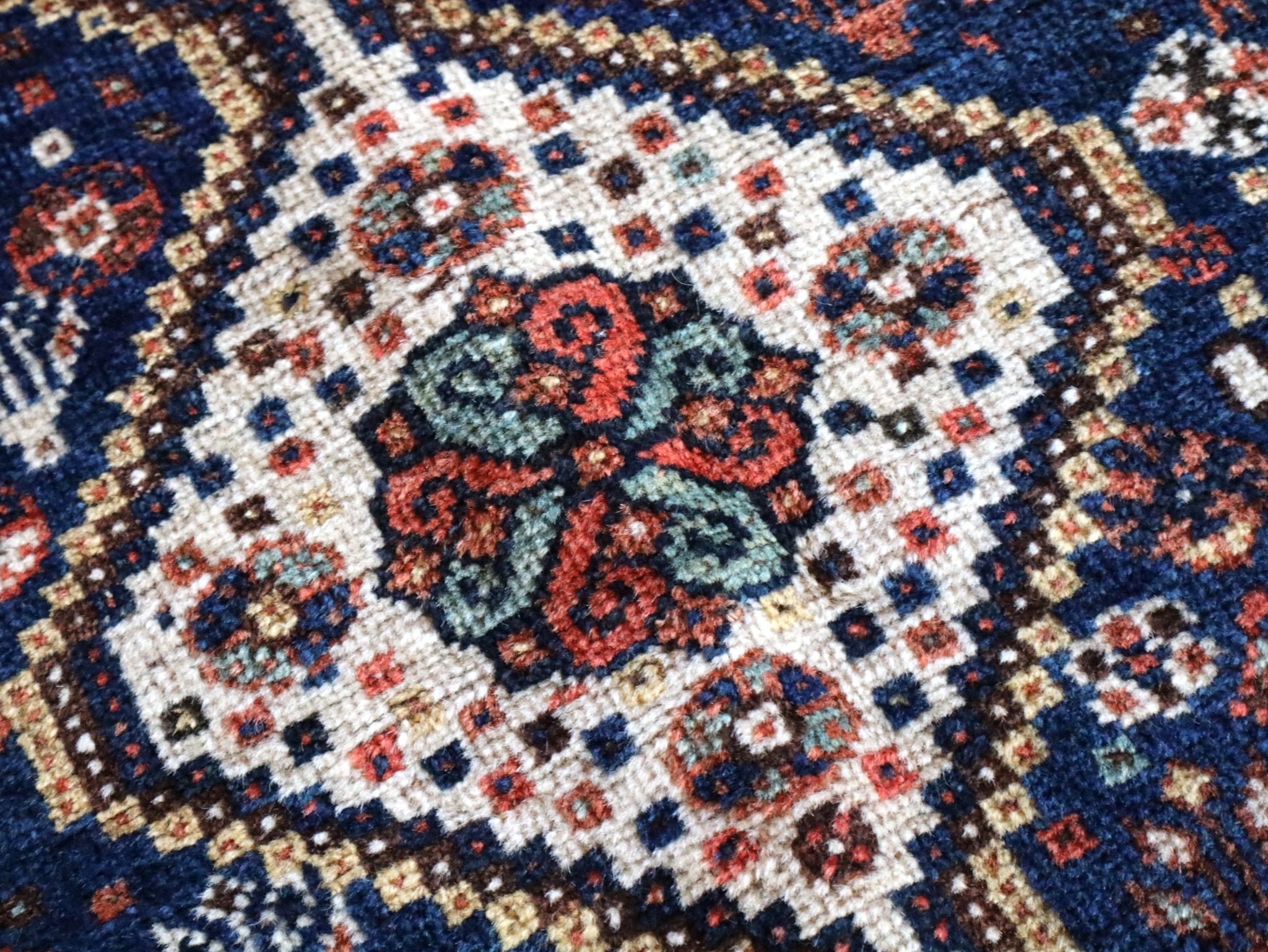 Persian Qashqai Rug | 4' x 5' 1
