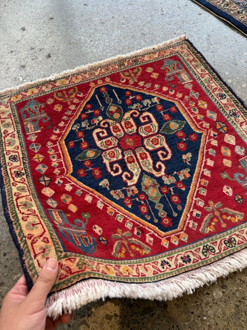 Persian Shiraz Rug | 1' 12