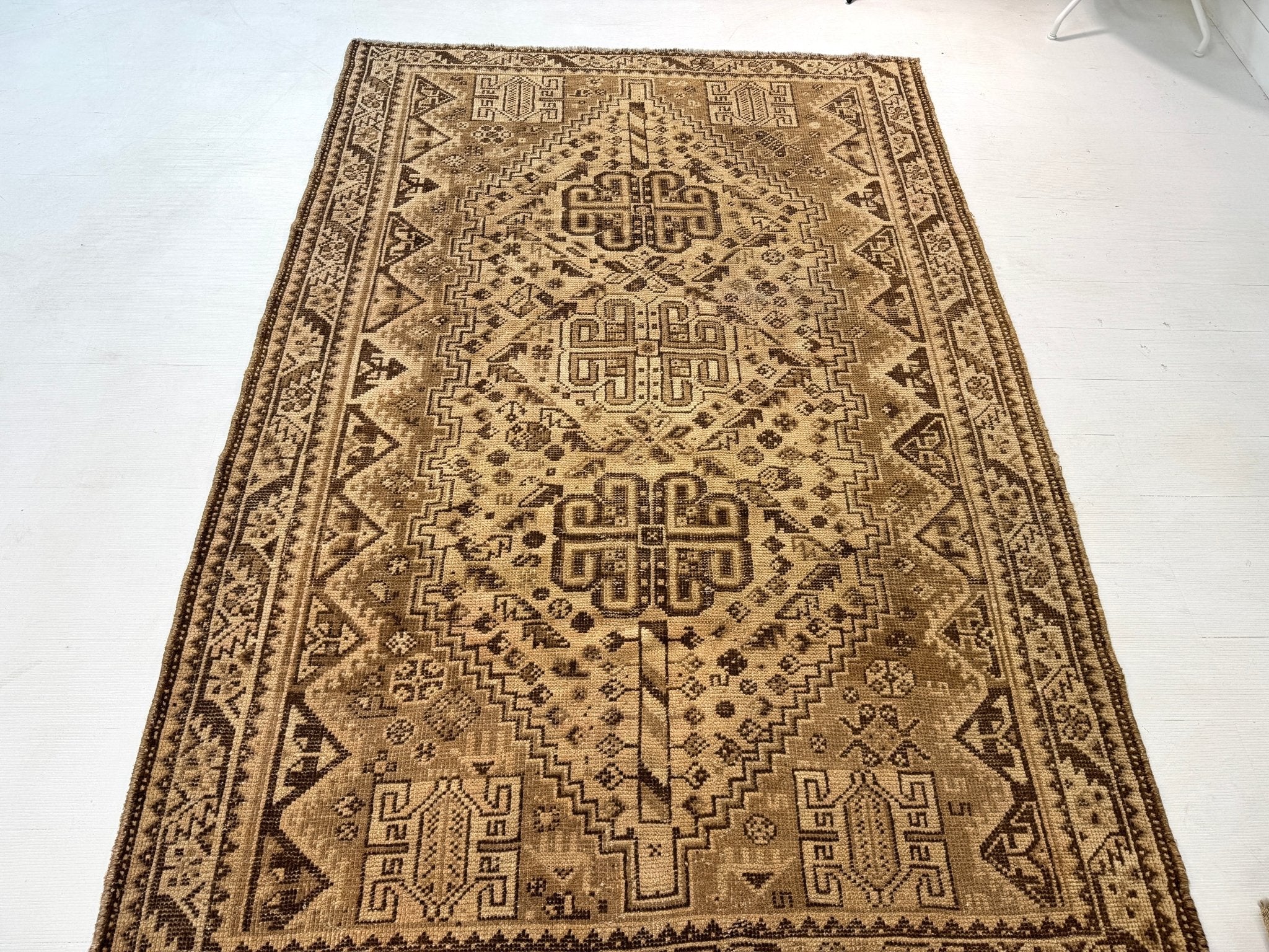 Persian Shiraz Rug | 5' 5” x 7' 11