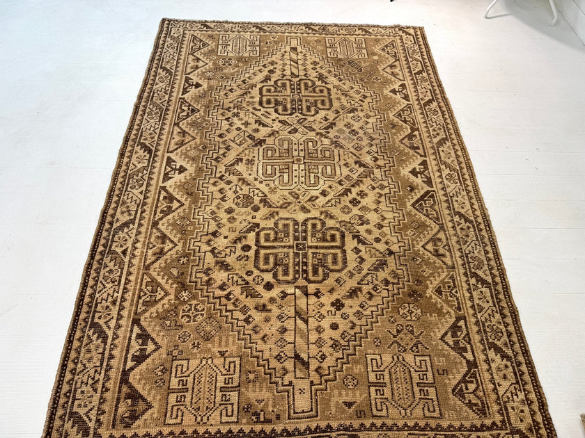 Persian Shiraz Rug | 5' 5” x 7' 11