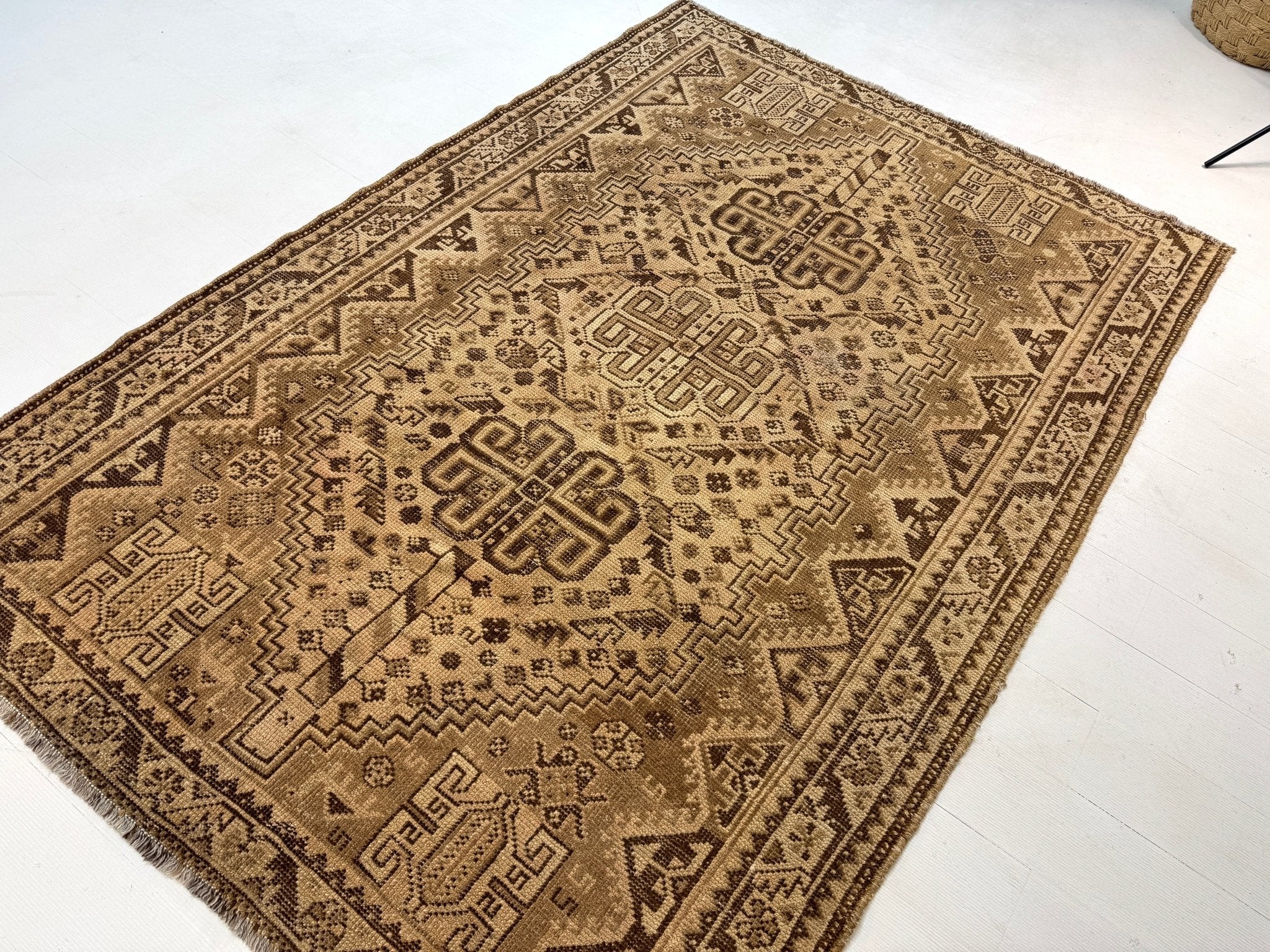 Persian Shiraz Rug | 5' 5” x 7' 11