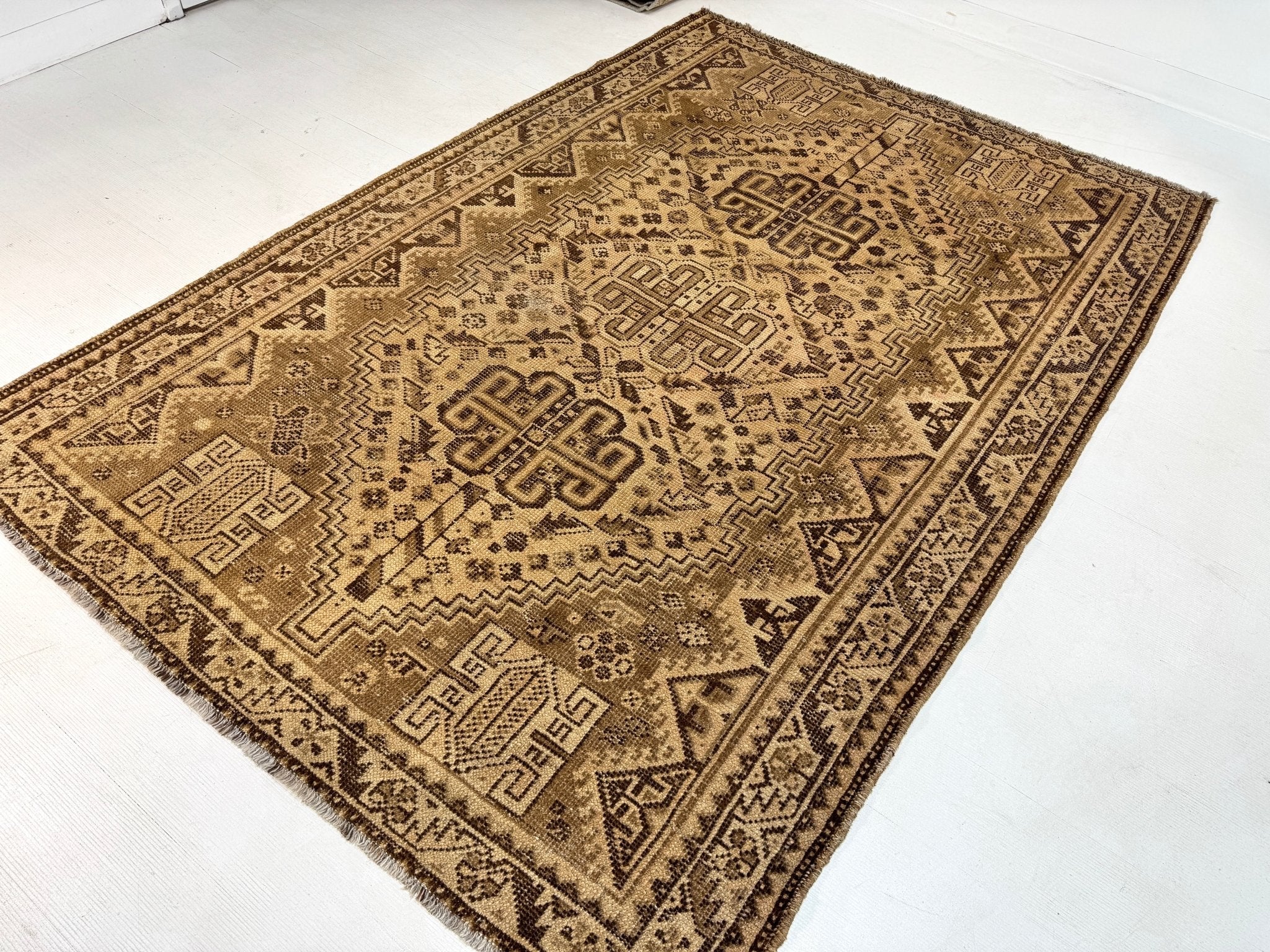 Persian Shiraz Rug | 5' 5” x 7' 11