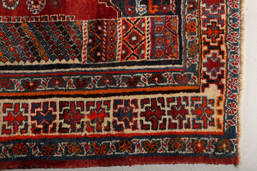 Persian Shiraz Rug | 5' 8