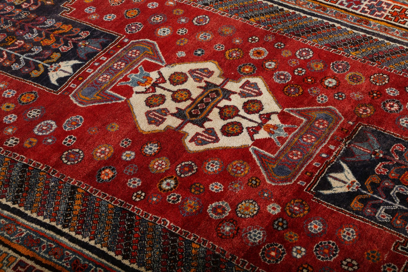 Persian Shiraz Rug | 5' 8