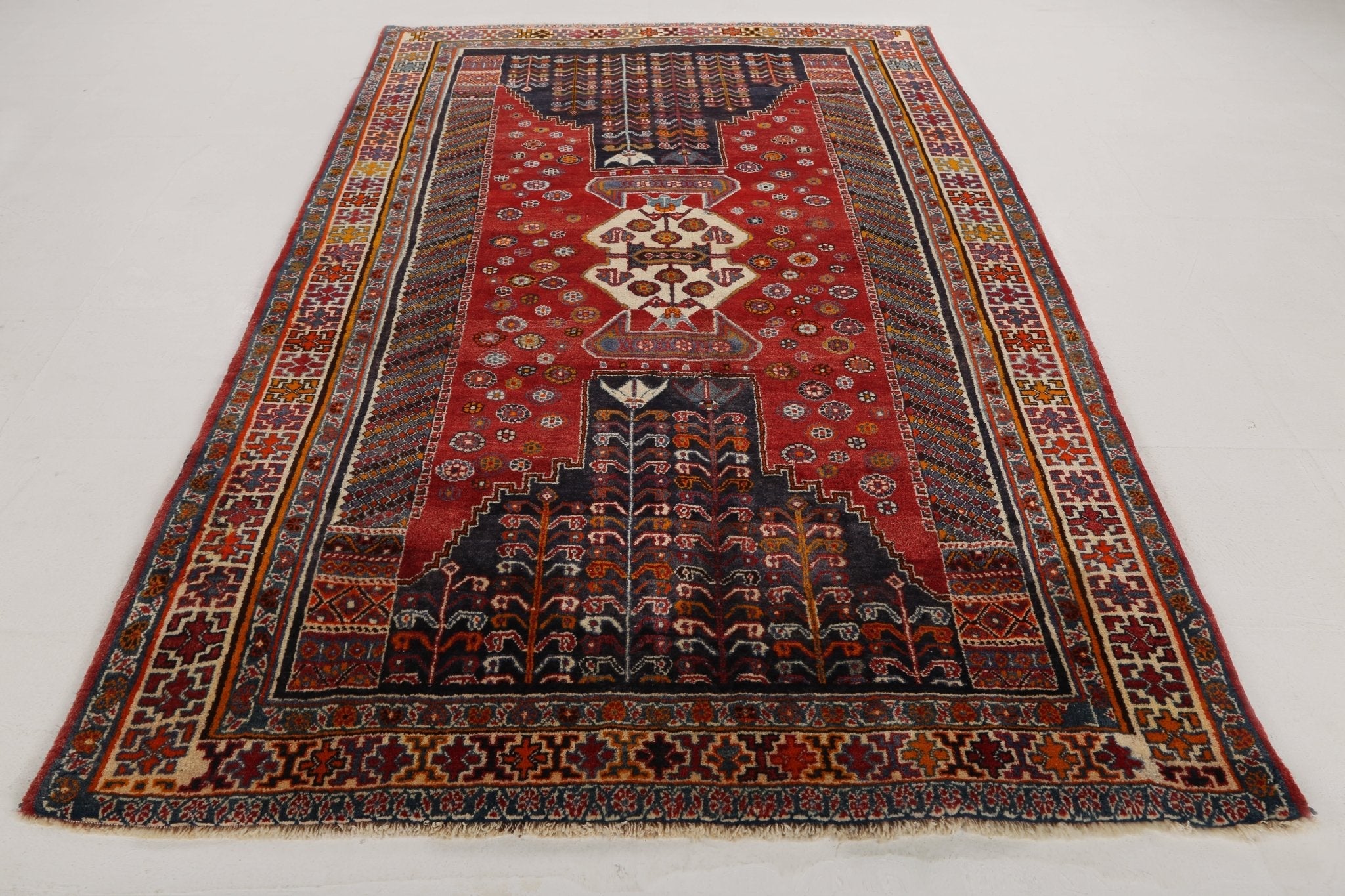 Persian Shiraz Rug | 5' 8