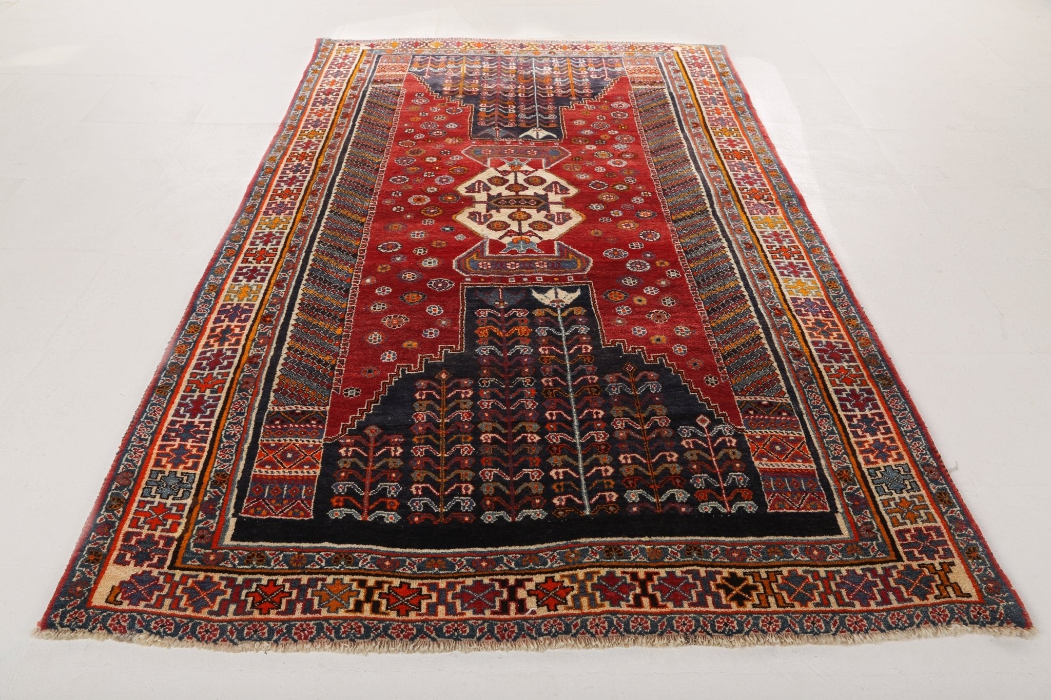 Persian Shiraz Rug | 5' 8