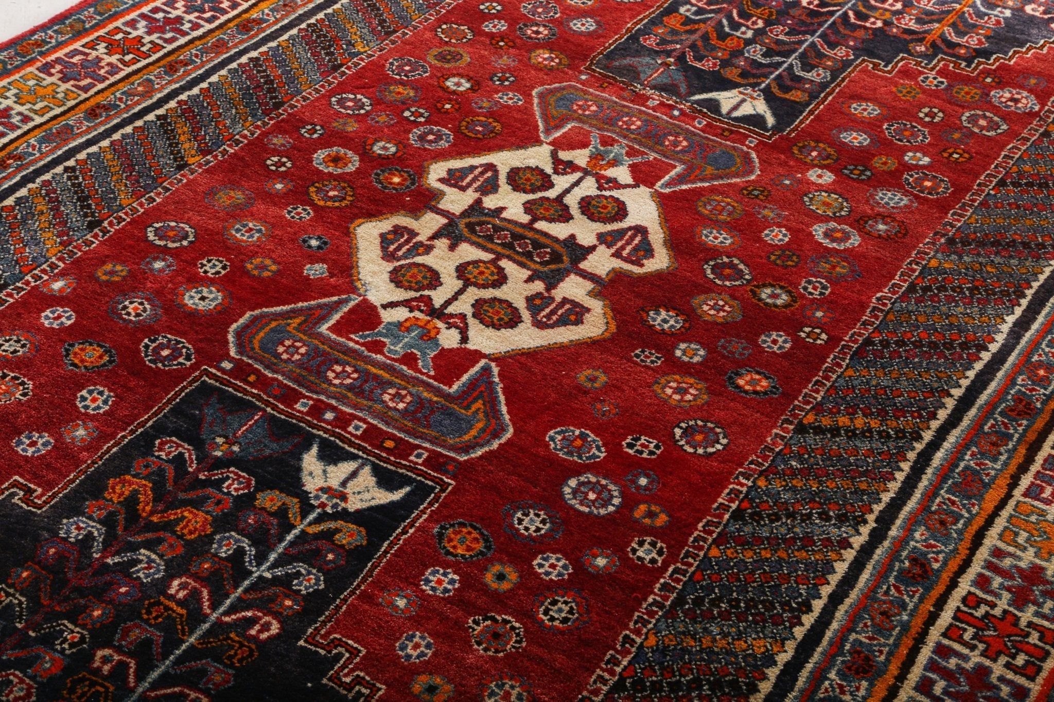 Persian Shiraz Rug | 5' 8
