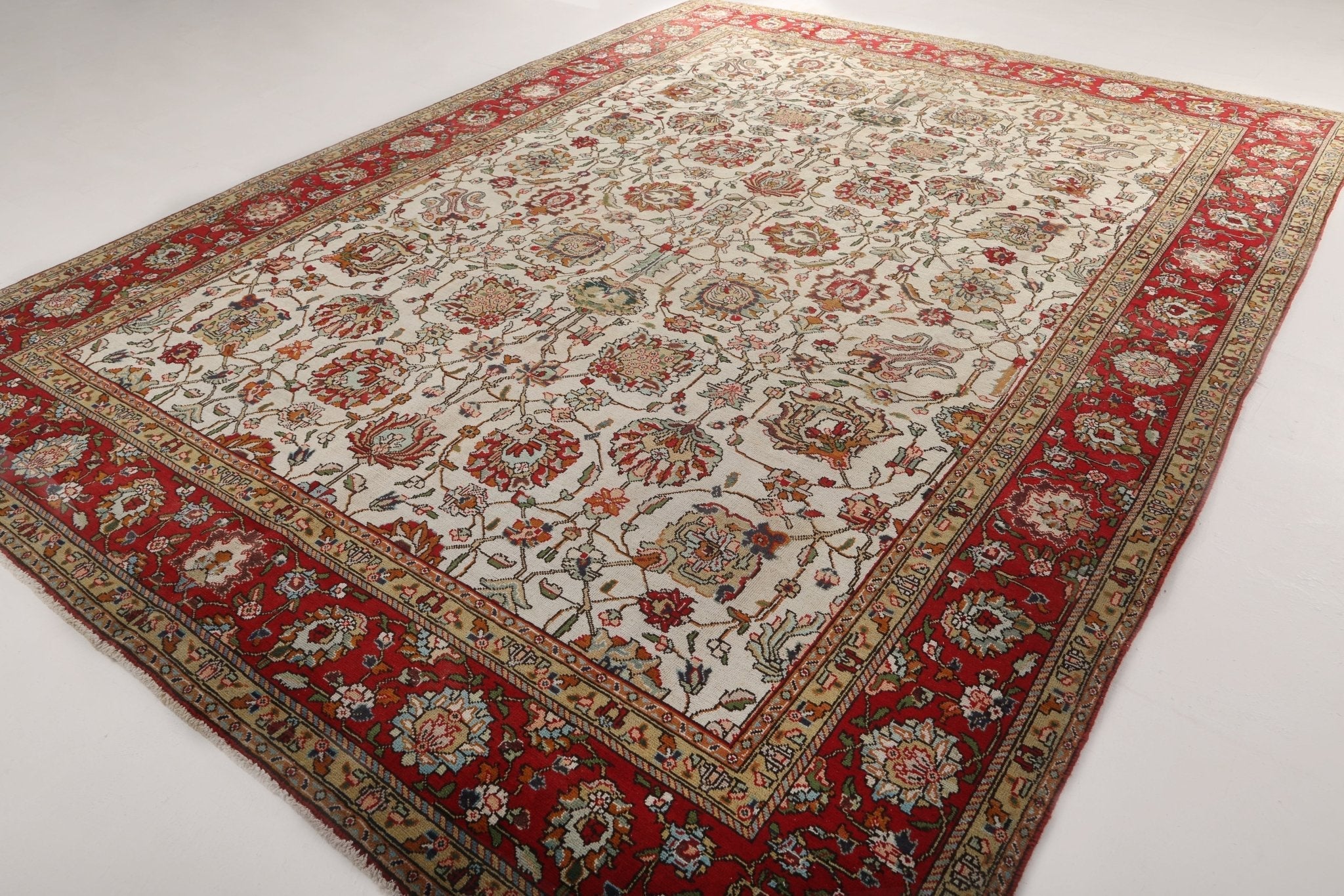 Persian Tabriz Rug | 9' 5