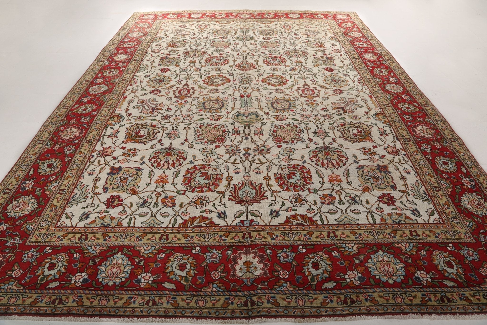 Persian Tabriz Rug | 9' 5