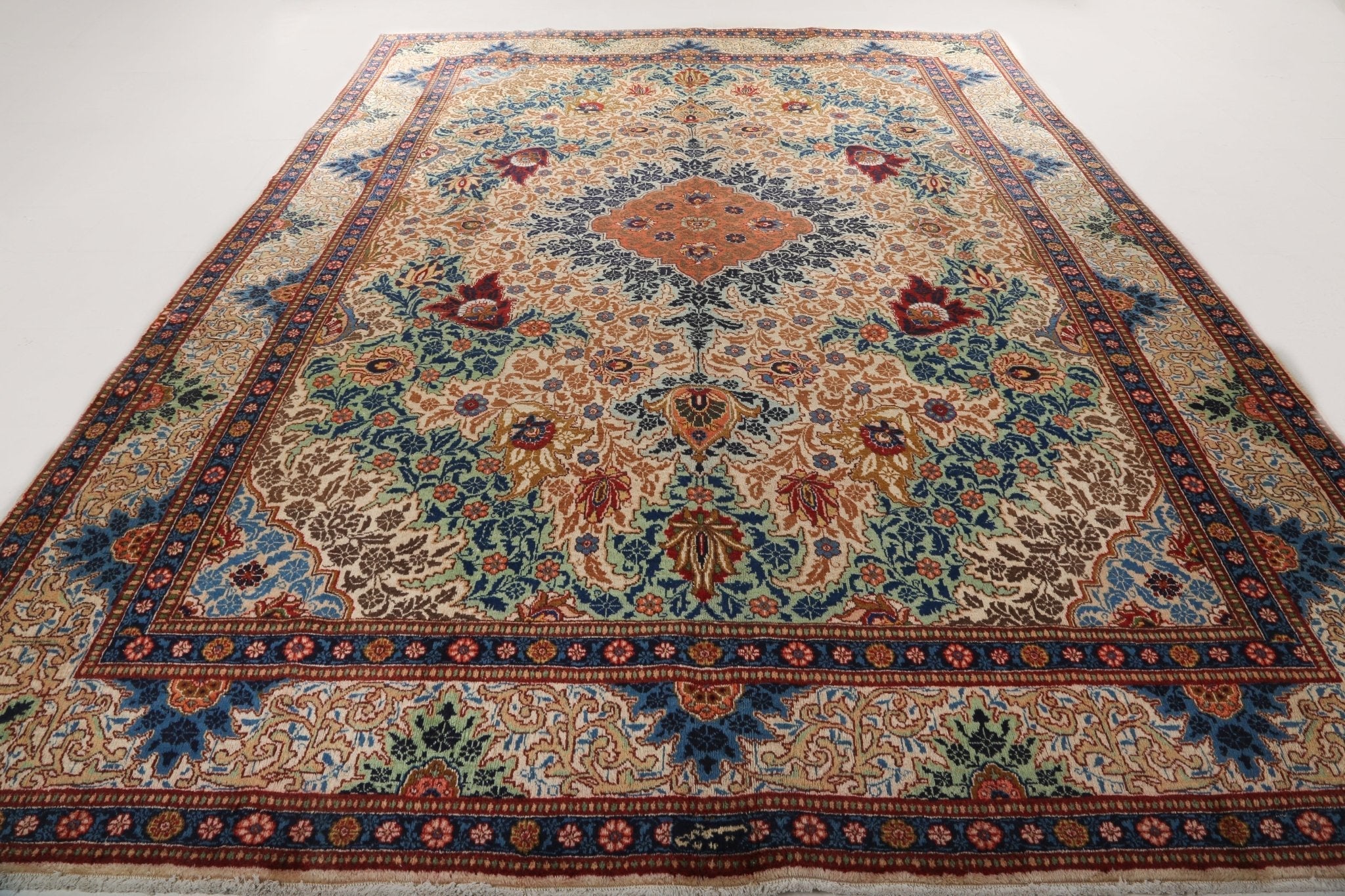 Persian Tabriz Rug | 9' 5