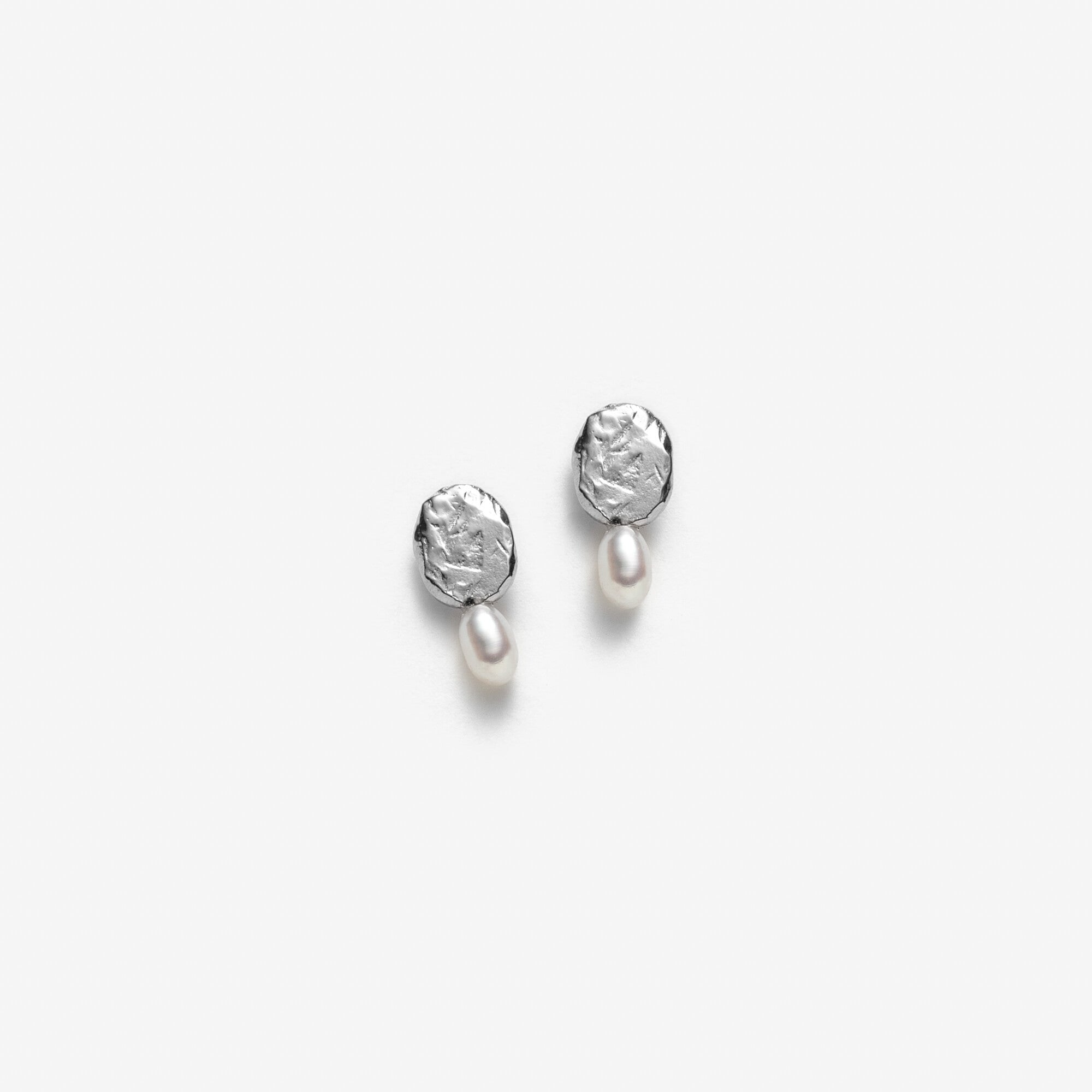 Élise avec petites perles - Petites boucles d’oreilles ovales faites à la main