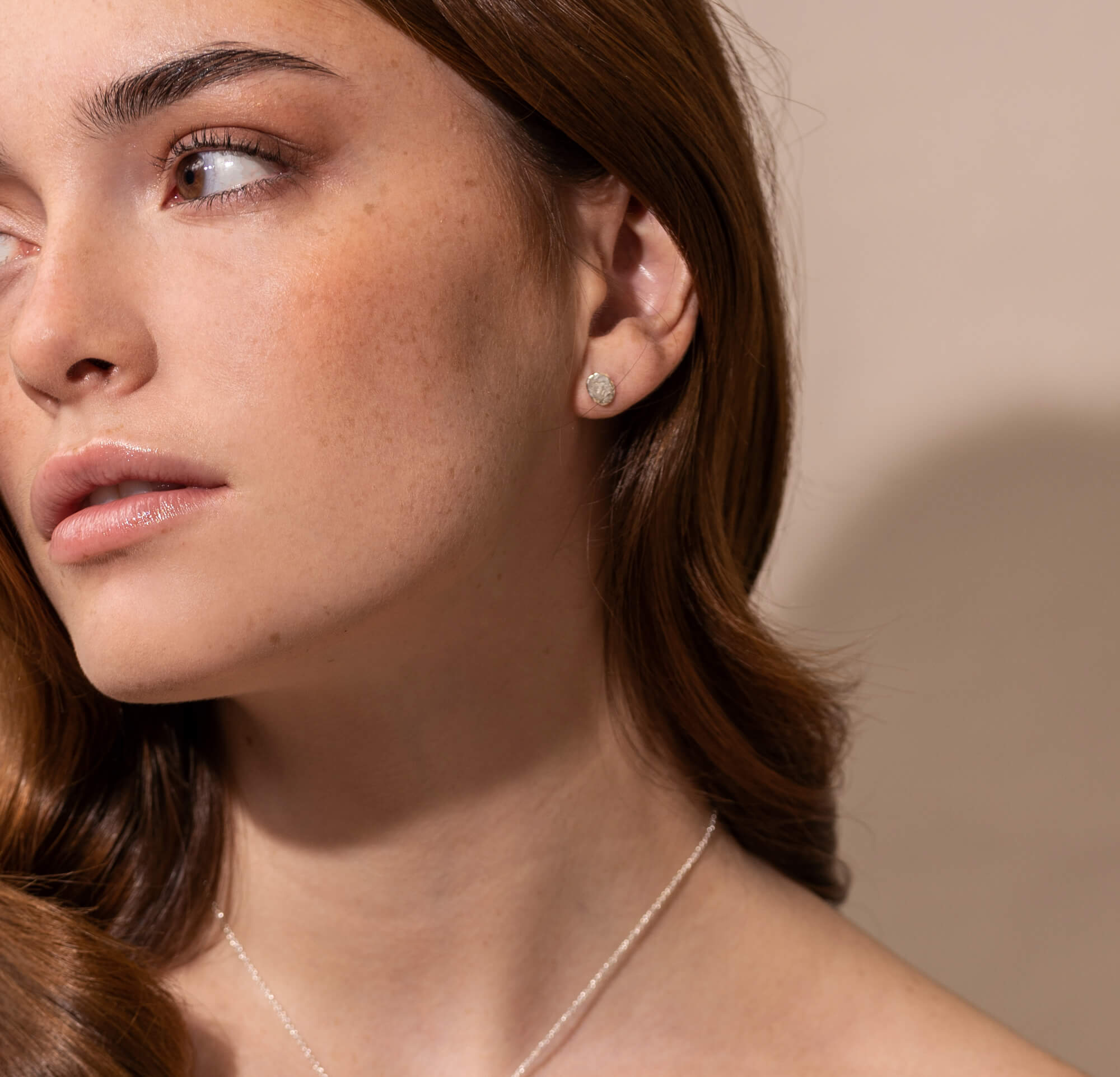 Élise - Petites boucles d’oreilles clou en argent texturé