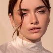 Farah avec perles blanches - boucles d'oreilles créoles ouvertes