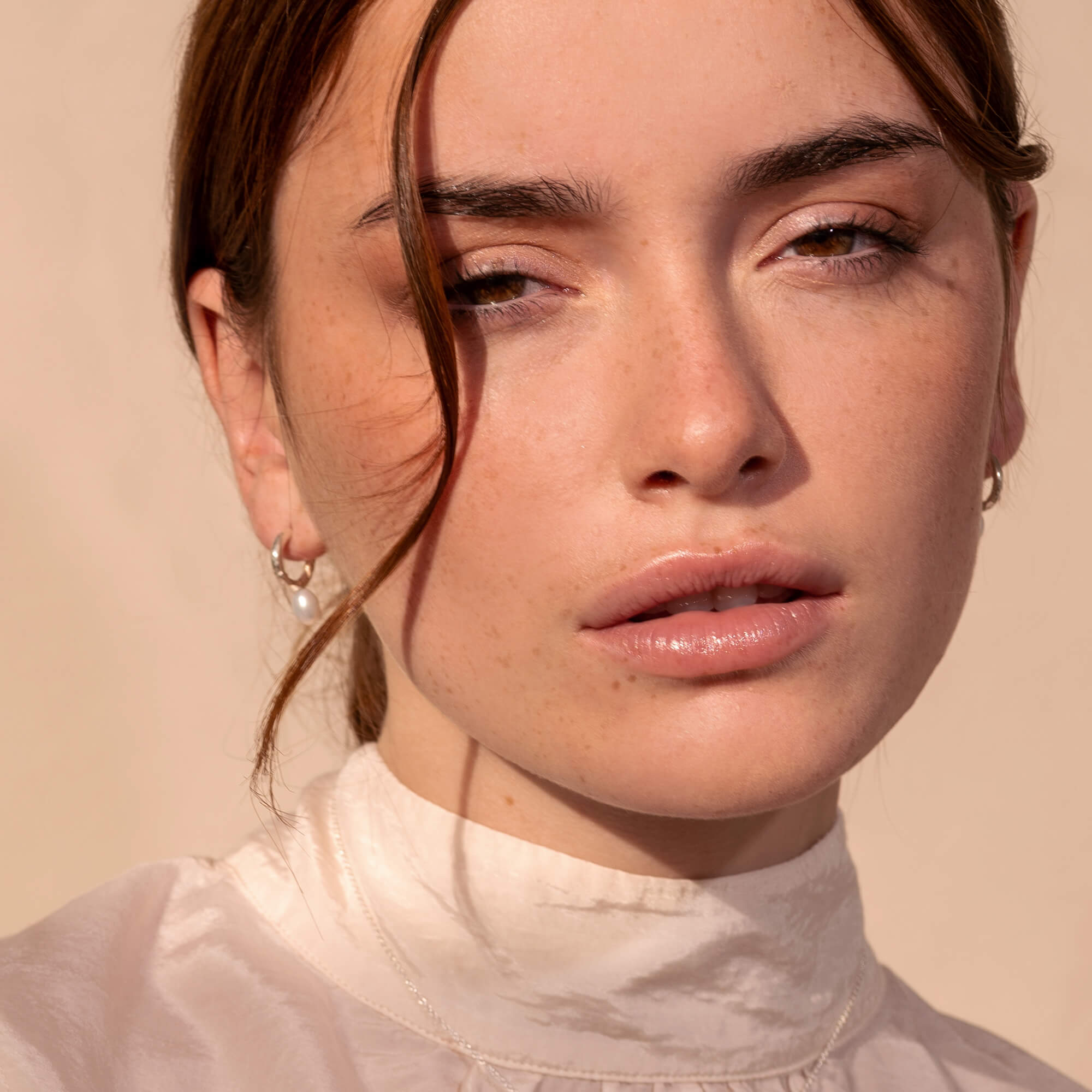 Farah avec perles blanches - boucles d'oreilles créoles ouvertes
