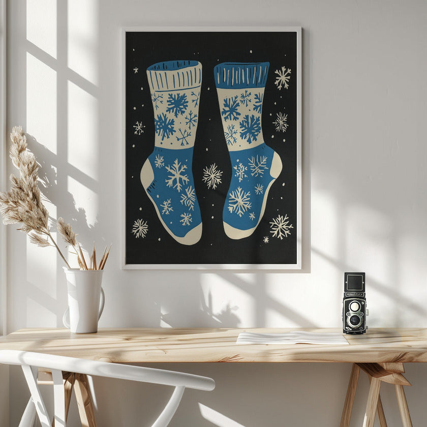 Impression sur toile de chaussettes vintage en tricot bleu sur fond noir.
