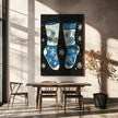 Impression sur toile de chaussettes vintage en tricot bleu sur fond noir.