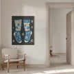 Impression sur toile de chaussettes vintage en tricot bleu sur fond noir.