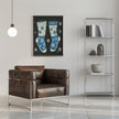 Impression sur toile de chaussettes vintage en tricot bleu sur fond noir.