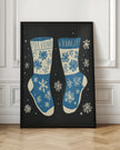 Impression sur toile de chaussettes vintage en tricot bleu sur fond noir.