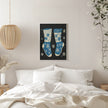 Impression sur toile de chaussettes vintage en tricot bleu sur fond noir.