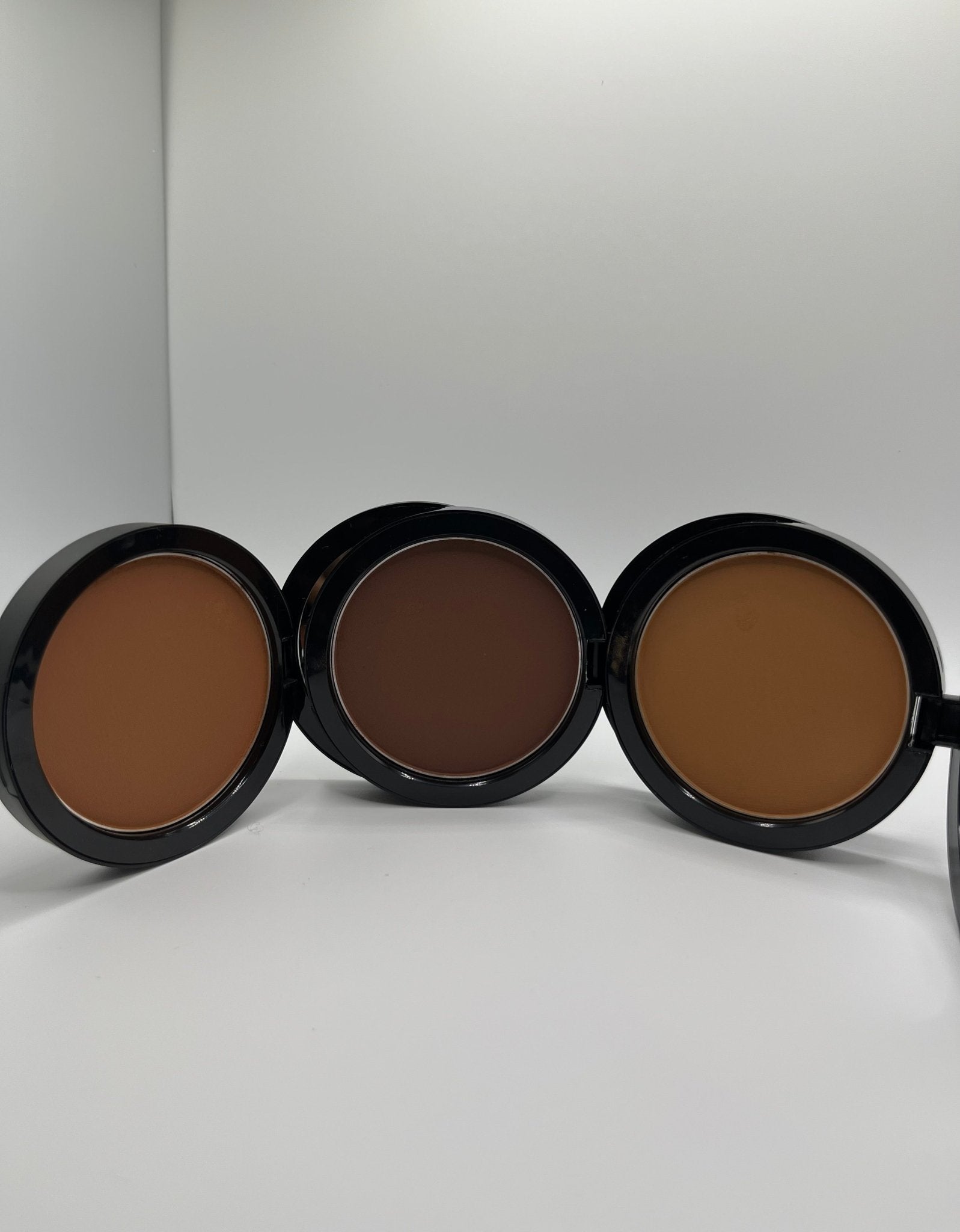 Poudre Compacte 100% Végane Anne 133 – Fini Naturel | FencyGrace