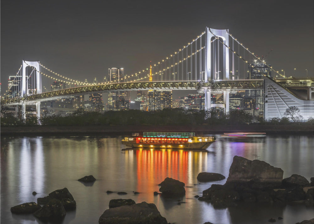 Illustration murale : Charme du pont arc-en-ciel avec le panorama de la skyline de Tokyo en soirée.
