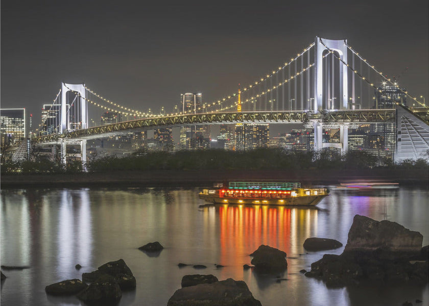 Art mural : Magnifique pont Rainbow Bridge avec le panorama de Tokyo en soirée.