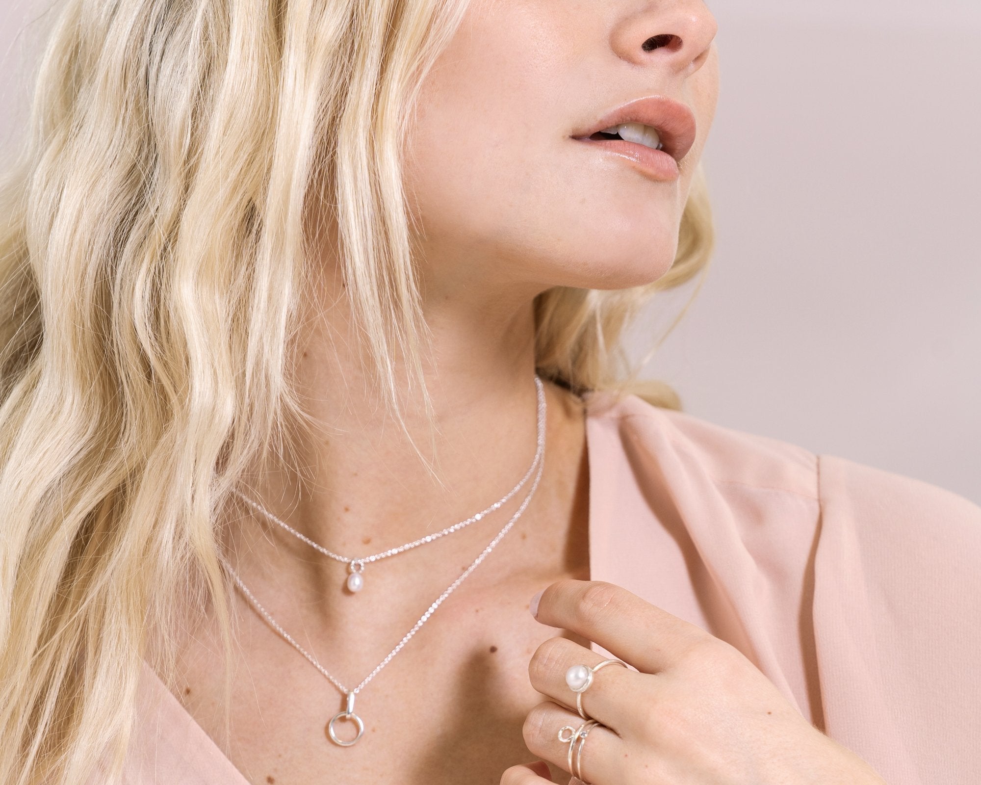 délicate bague avec perle blanche