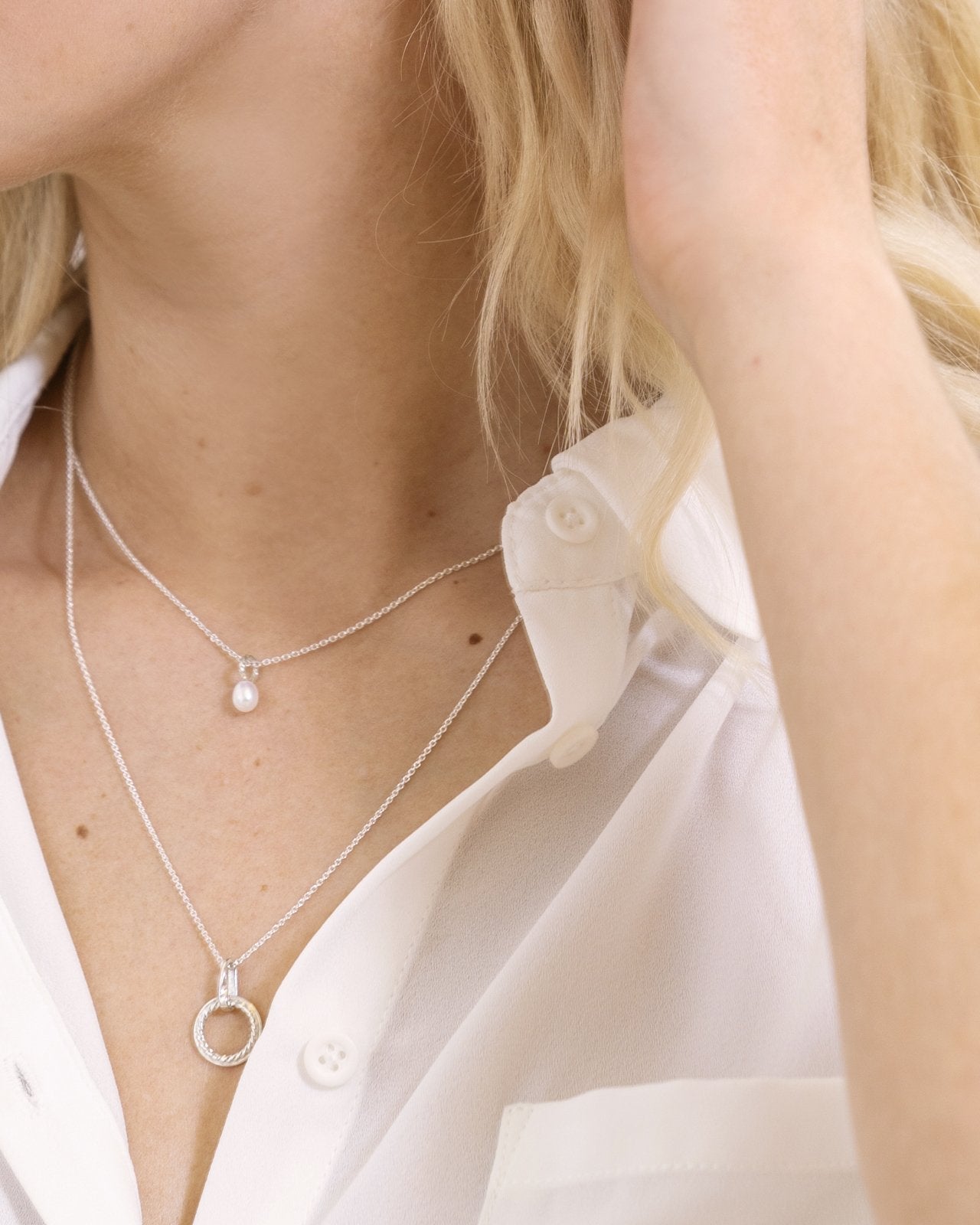 petit collier avec pendentif perle blanche