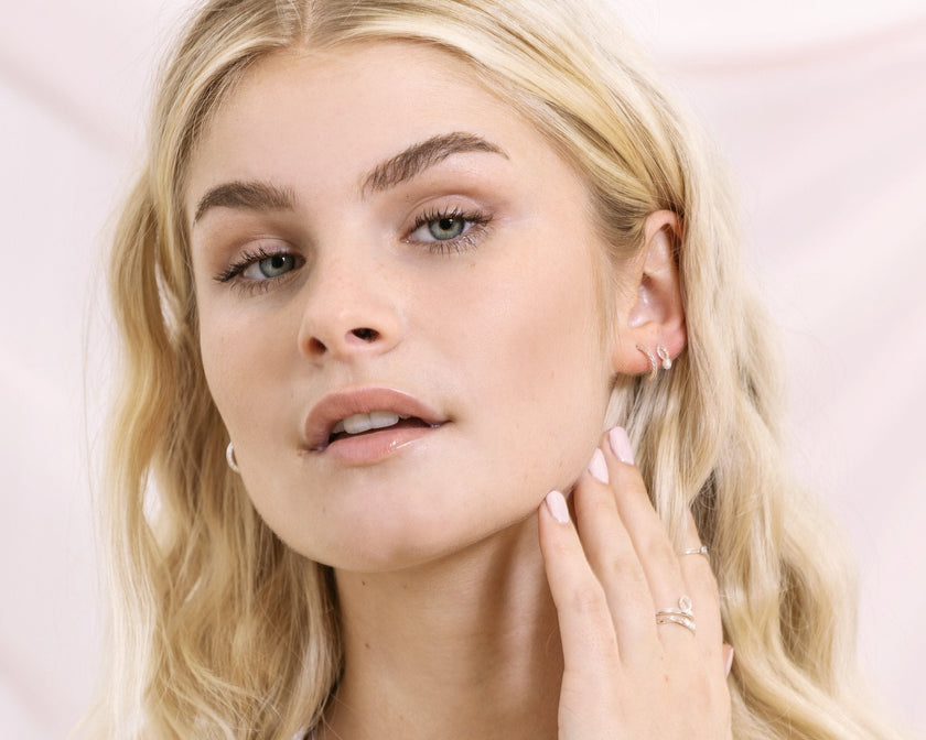 délicate bague avec perle blanche